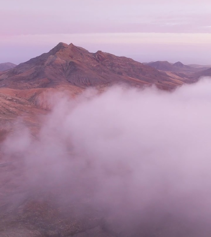 西班牙山脉上空的云层鸟瞰图。