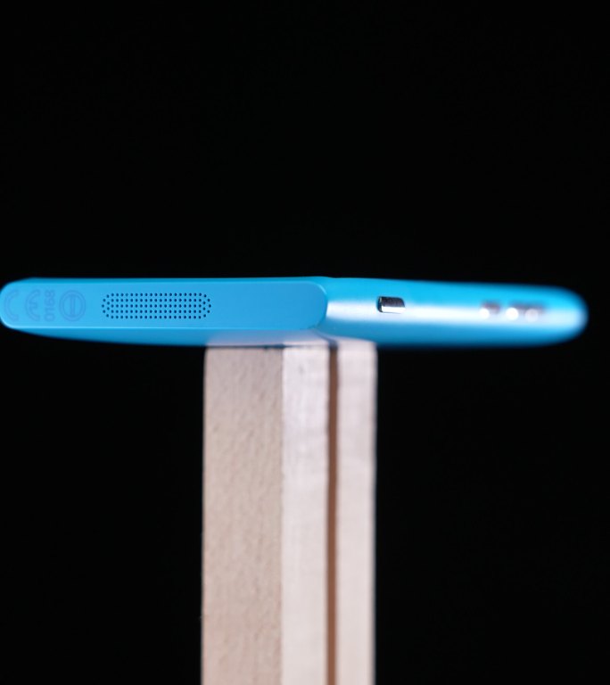 诺基亚Lumia800智能手机侧面旋转