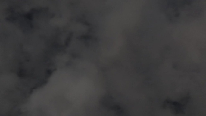 黄昏时分，云彩在宁静的风景上形成和消散的延时摄影。