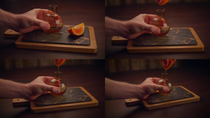 一块优雅的黑色大理石切菜板，上面美丽地摆放着一片鲜艳的柑橘。