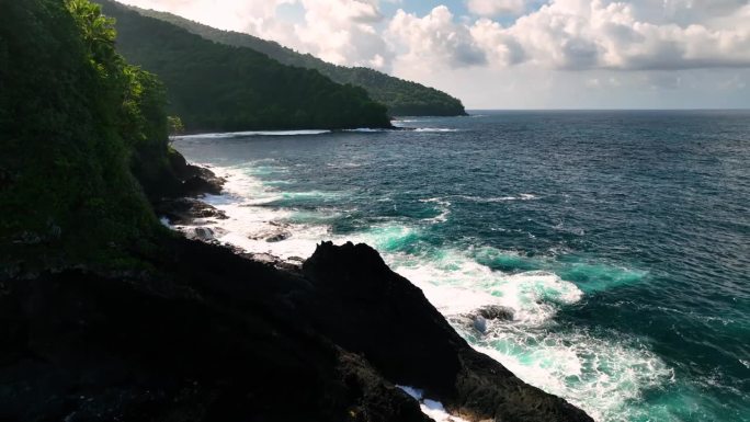 萨摩亚热带岛屿海岸线和悬崖的鸟瞰图。
