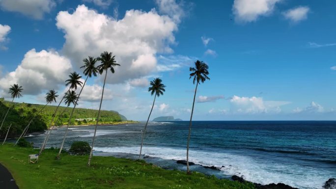 萨摩亚热带岛屿和海浪的鸟瞰图。