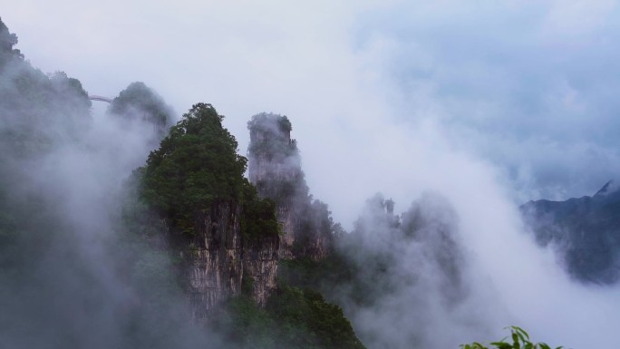 山间迷雾