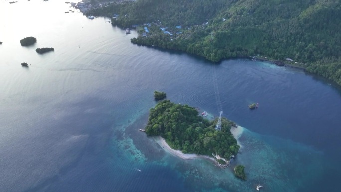 日落时分的伦贝海峡鸟瞰图