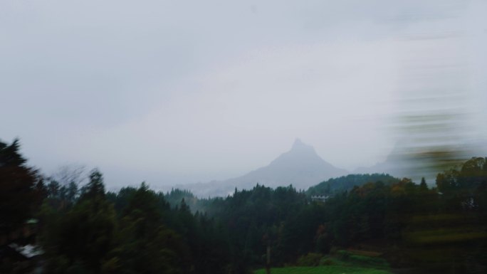 在路上自驾出行窗外风光