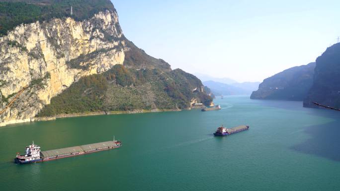 船舶航行在三峡库区西陵峡江段