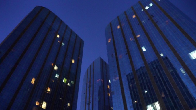 夜晚还在亮灯的商务楼，城市氛围感4K