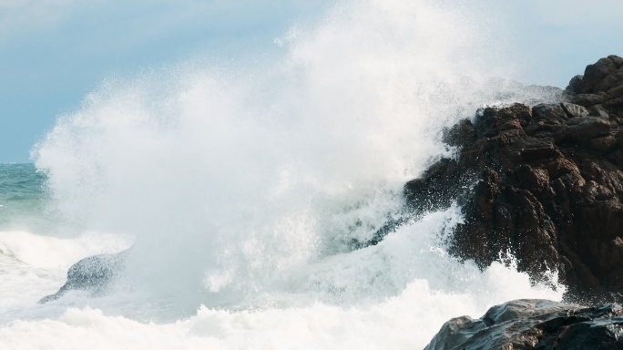 台风天汹涌海浪拍打岩石空镜头