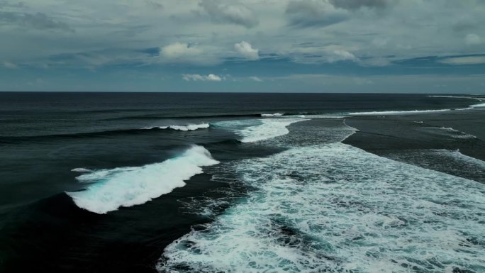 美丽的珊瑚礁和宁静的海浪的鸟瞰图，斐济。