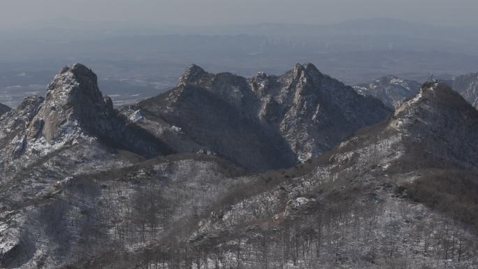 航拍山东文登昆嵛山泰礡顶冬季雪后山野风景