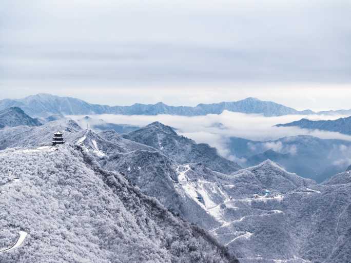 雪山雪雾