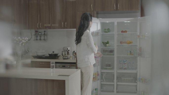 女子在厨房开冰箱3
