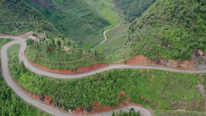 越南稻田中的蜿蜒道路的鸟瞰图。