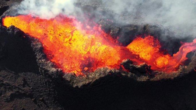 火山喷发，流动的红热熔岩从火山口喷出，令人惊叹的自然现象，冰岛壮观的戏剧性风景。