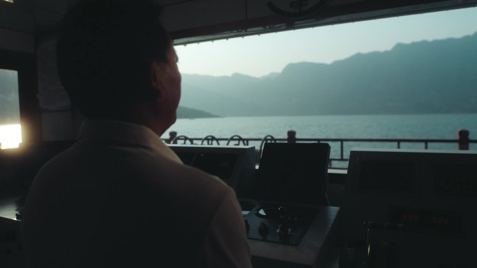 船长 游船 起航