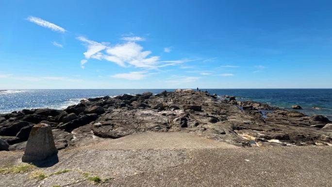 西班牙大西洋沿岸的岩石海岸在阳光明媚的日子里