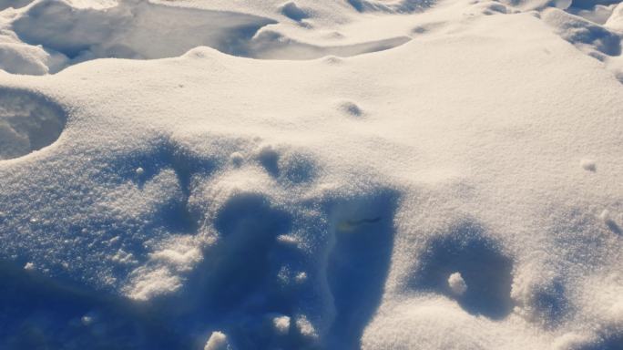 慢镜头横移拍摄阳光下的雪地
