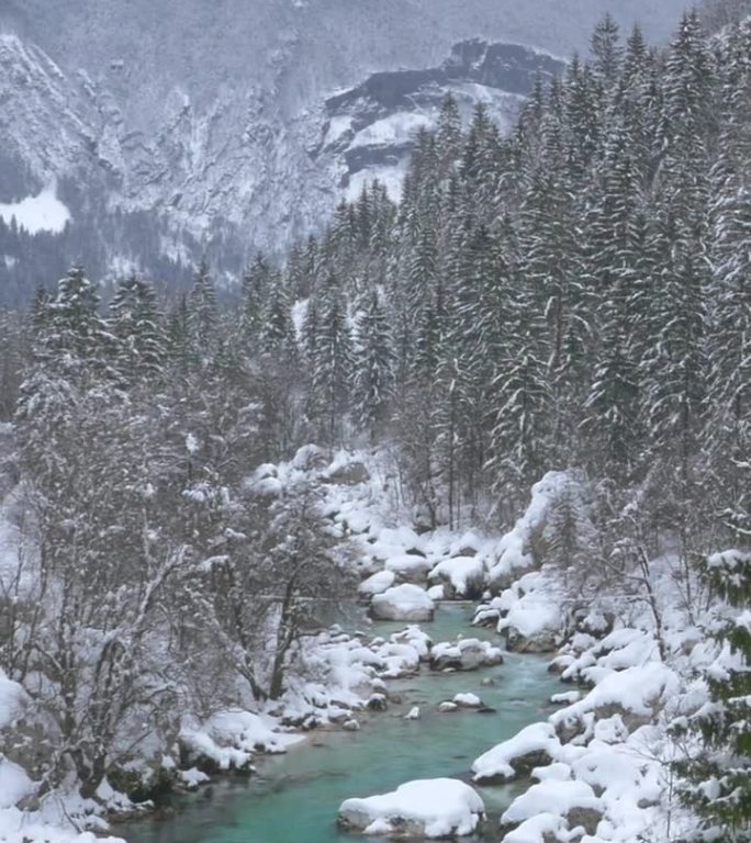 航拍：令人惊叹的碧绿色河流穿过雪山山谷