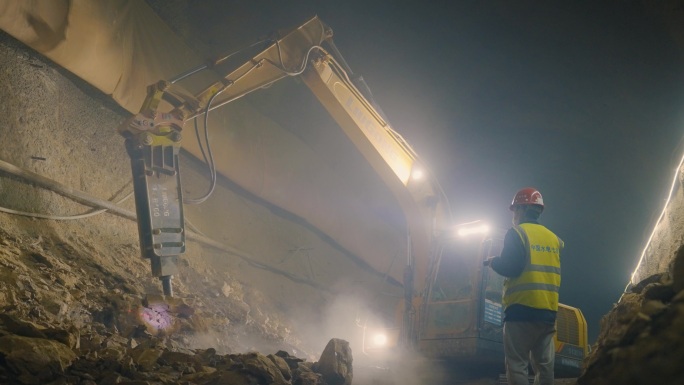 电焊火花焊接切割打桩机破碎锤隧道施工工地