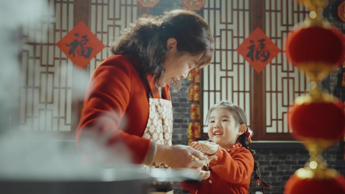 过年春节新年除夕奶奶孙女外婆包饺子煮饺子