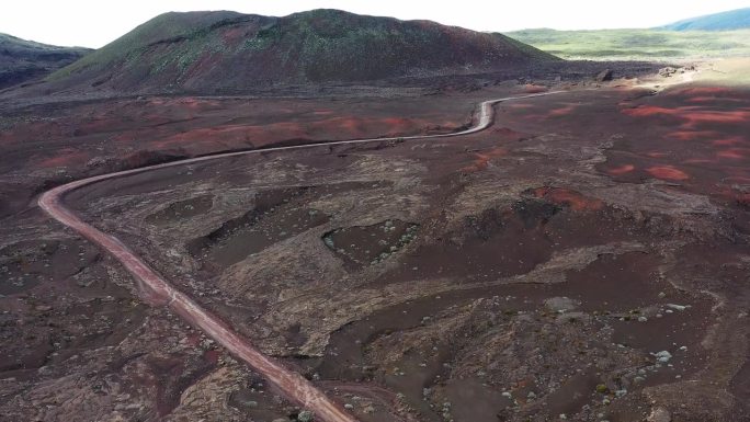 火山口和云层的鸟瞰图，留尼汪岛。