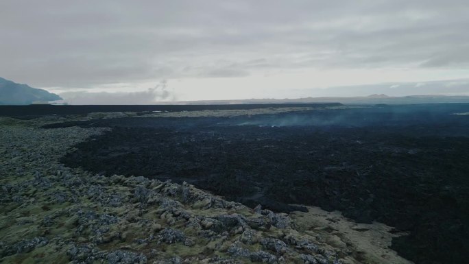 火山灰和熔岩景观在多云天气下的俯瞰。