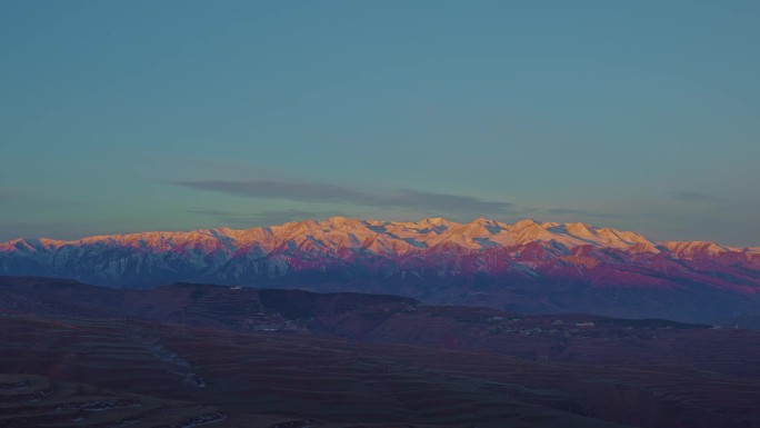 同仁市夏琼雪山日照金山