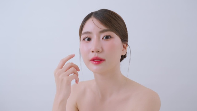 微笑的女性，散发着光彩夺目的自然美。