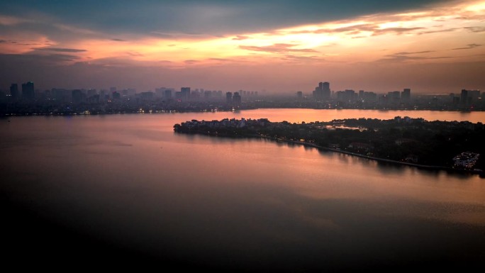 西湖是越南河内最大自然湖泊的日落景观。空中拍摄。