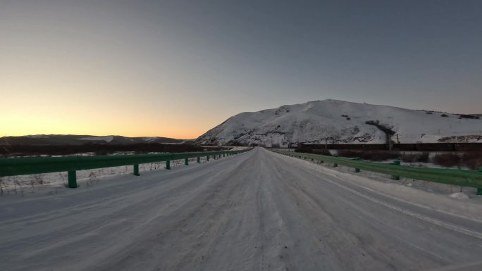 自驾在暮色苍茫的冰雪公路上