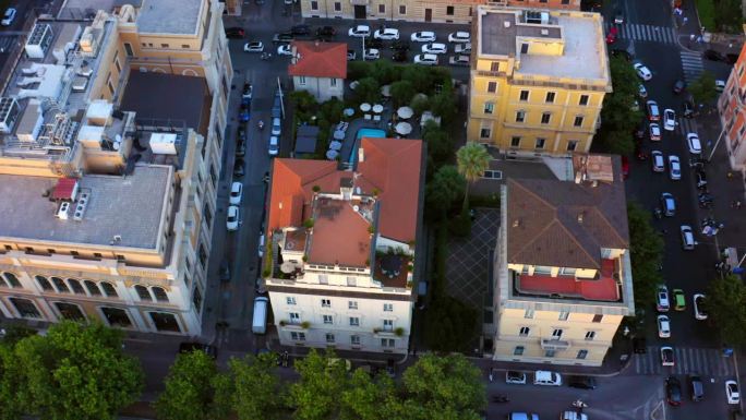 航拍:意大利罗马，城市街道上交通拥挤的住宅楼