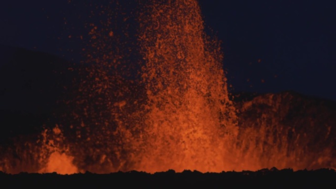 慢动作低角度视频通过热雾显示岩浆从火山喷发，冰岛