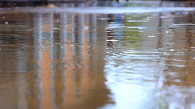 雨天建筑雨滴下落雨天倒影