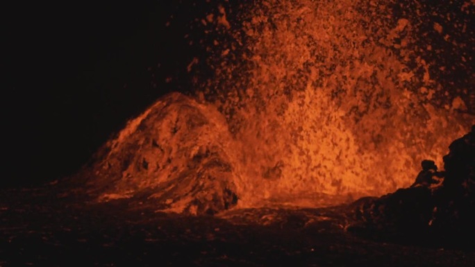 夜晚拍摄的冰岛火山猛烈喷发的熔岩