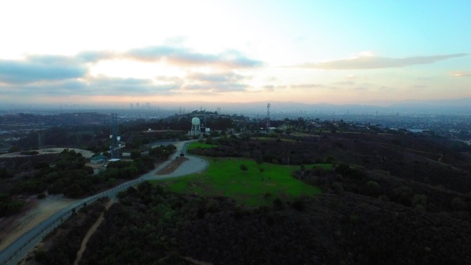 空中向下拍摄的储罐在山上的住宅城市-洛杉矶，加利福尼亚