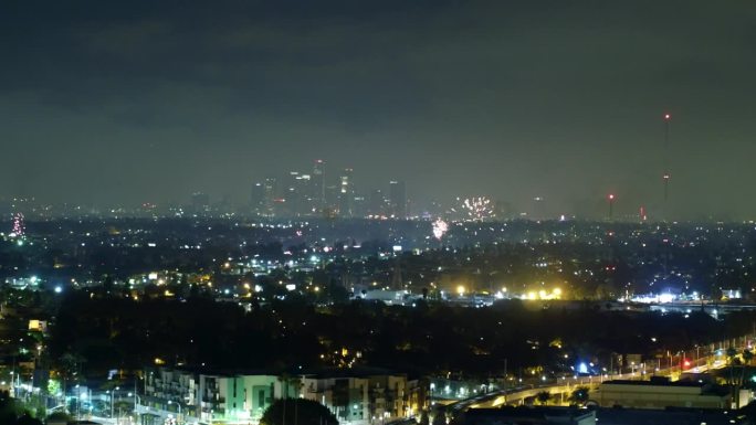 在夜晚，烟火在现代城市对着天空的空中爆炸，洛杉矶，加利福尼亚