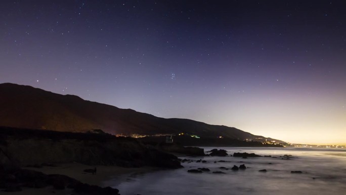 锁定时间延时的海景在星空下的山-洛杉矶，加利福尼亚