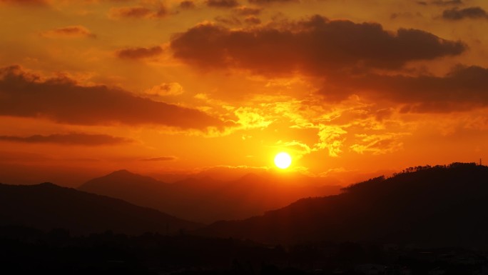 山峰日出延时早晨天空唯美乡村阳光照射大地