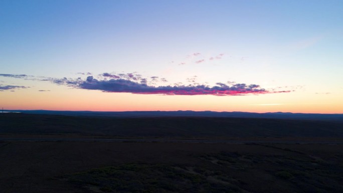 空中延时拍摄的剪影景观对天空，无人机在日落前飞行-白令海，阿拉斯加