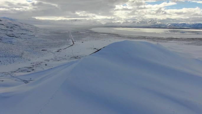 空中透视揭示了一个网络的踪迹蚀刻通过雪，与崎岖的山脉站岗-沙山，内华达州