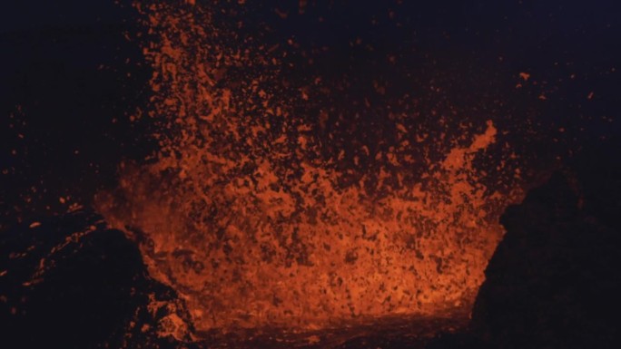 慢动作视频显示熔岩从火山口溢出，雷克简斯半岛，冰岛