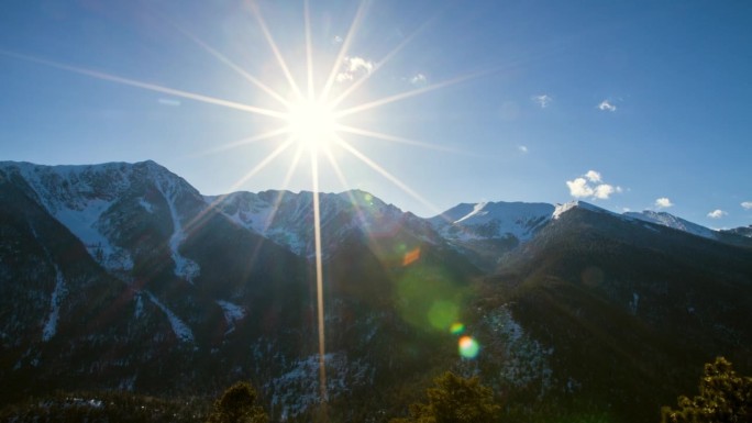 空中平移时间拍摄的阳光落在雪山-科罗拉多斯普林斯，科罗拉多州