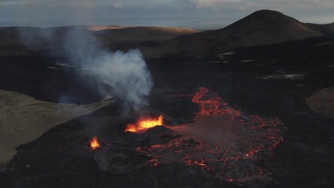 无人机视频向后移动，同时观察冰岛的火山喷发