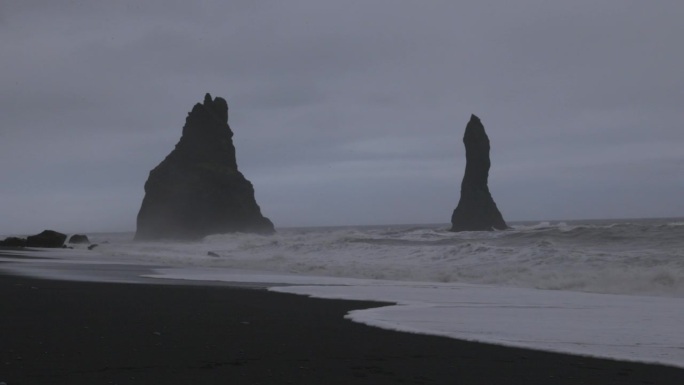 从冰岛Reynisfjara黑沙滩拍摄的玄武岩海柱，Vík