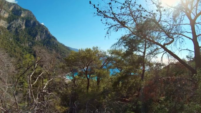 地中海岩石山脉海岸线的鸟瞰图