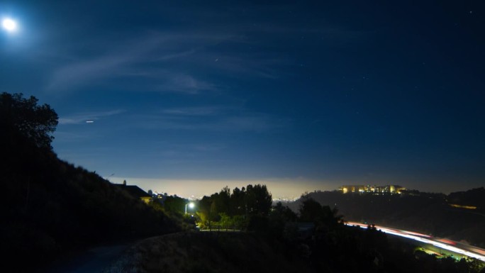 空中封锁美丽的住宅城市，夜晚天空中有月亮-圣莫尼卡，加利福尼亚州