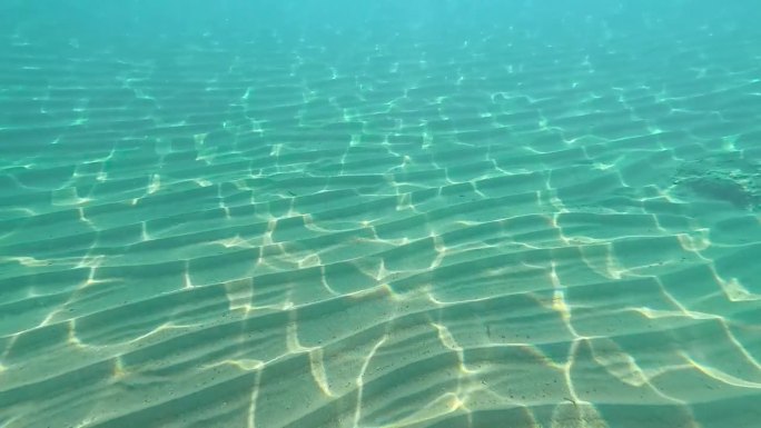 海底的沙底。
