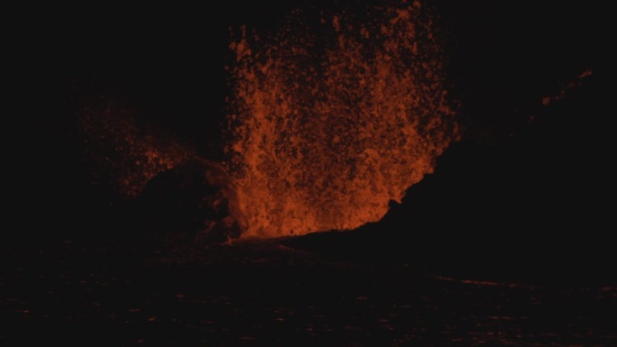 冰岛雷克简斯半岛，夜间喷发熔岩的火山口