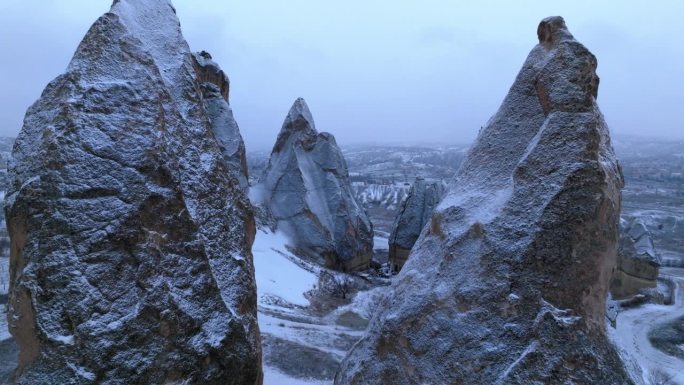 在土耳其卡帕多西亚，人们探索自然景观上的雪状岩层