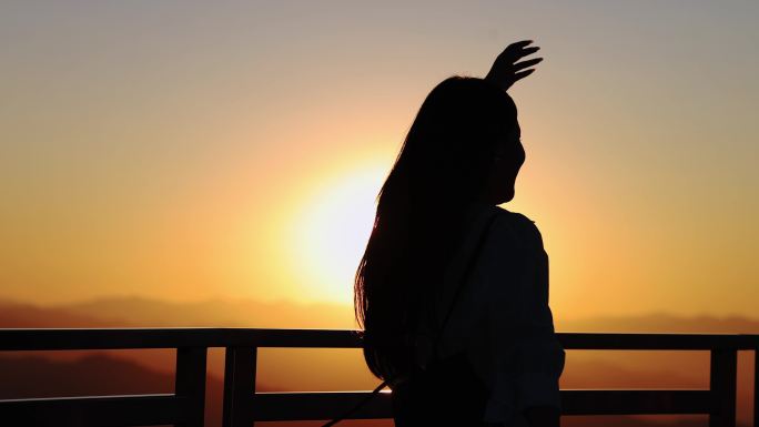 夕阳下舞蹈女孩